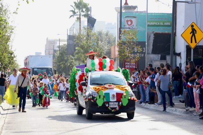 Disfrutan familias del desfile conmemorativo 