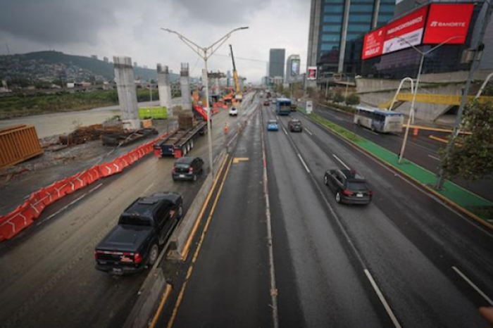 Resultan dañados 20 autos por alcantarilla abierta en Morones Prieto