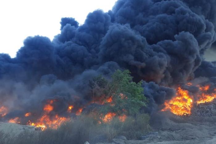 Incendio en Simeprode genera densa columna de