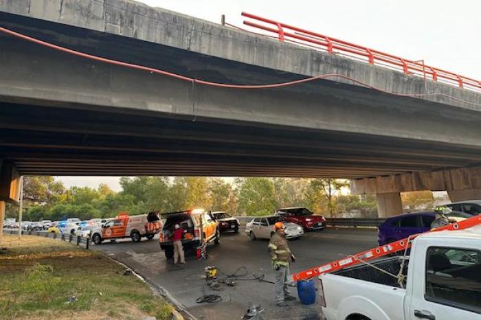 Auto se precipita desde el puente Constituyen