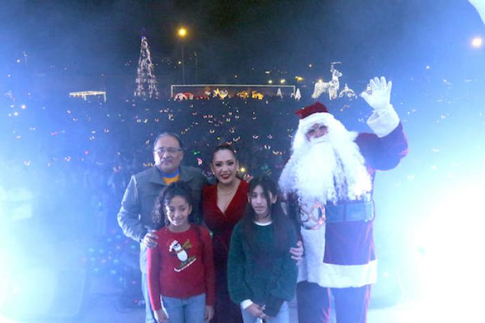 Llega la magia de la Navidad a Escobedo; familias disfrutan del encendido del pino   