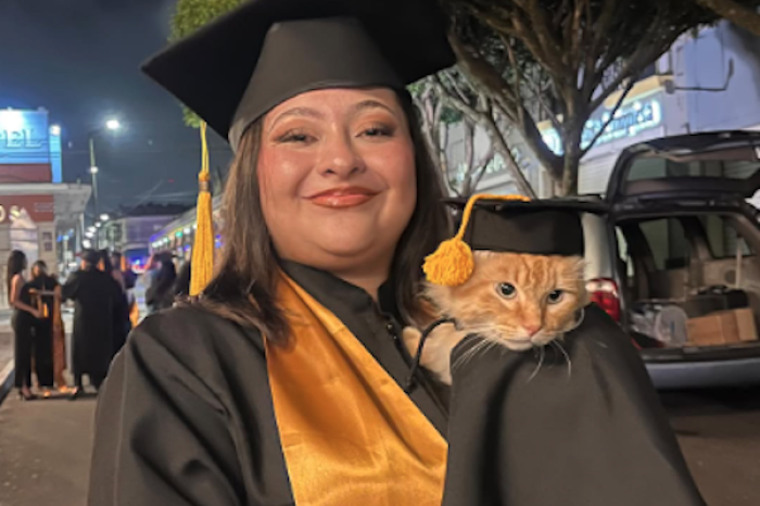 ¡Con honores y bigotes! Joven graduada celebra con su felino más fiel