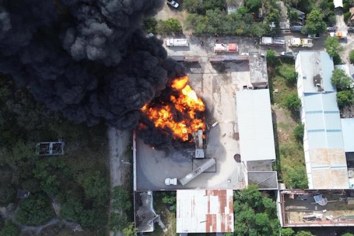 Explosión de pipa causa fuerte incendio en Juárez, Nuevo León