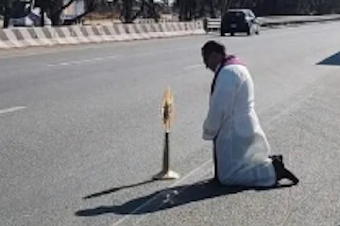 Sacerdote bendice la autopista México-Queré