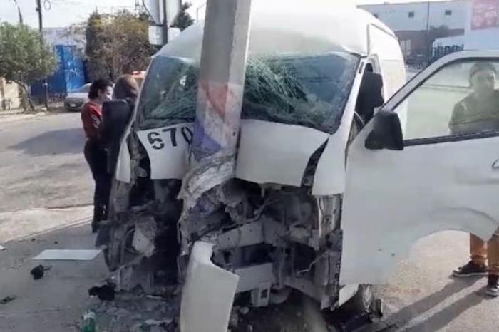 Accidente deja nueve lesionados en choque contra poste