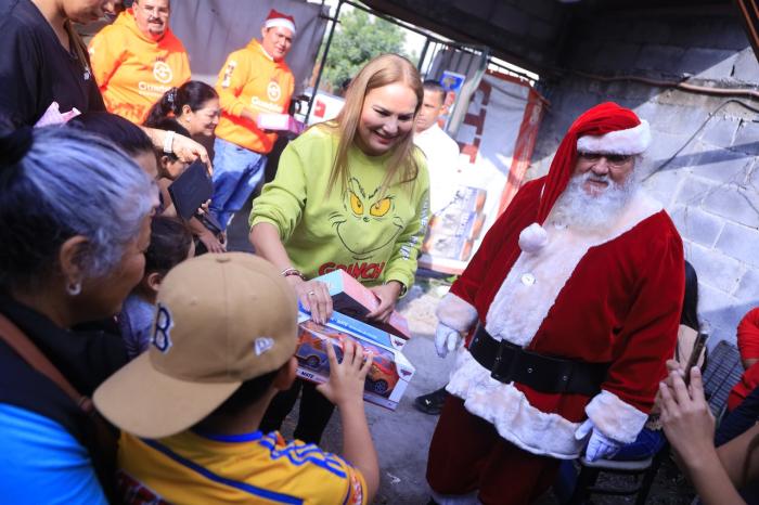 Reparte Santa Clos sonrisas en colonias de Gu