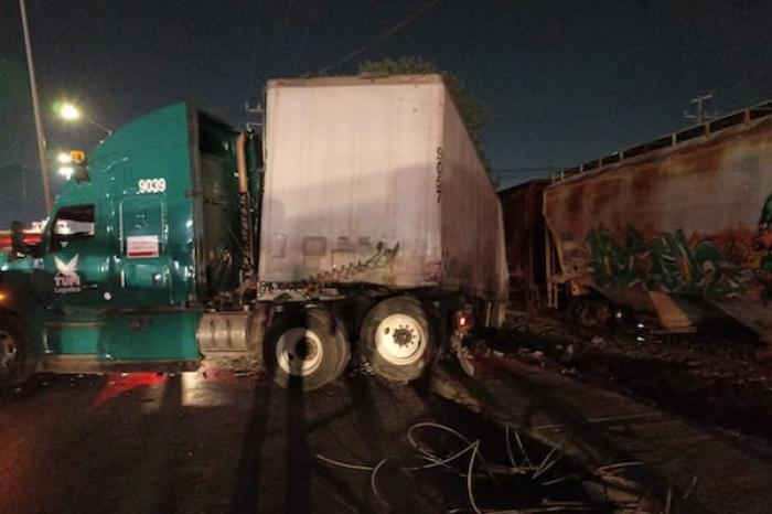 Accidente entre tráiler y tren en Santa Catarina deja solo daños materiales