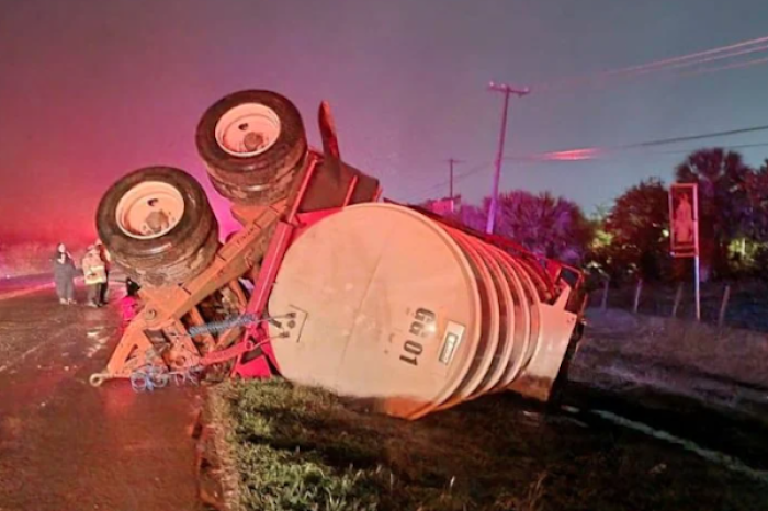 Volcadura de autotanque moviliza a equipos de emergencia en la carretera Allende-Cadereyta