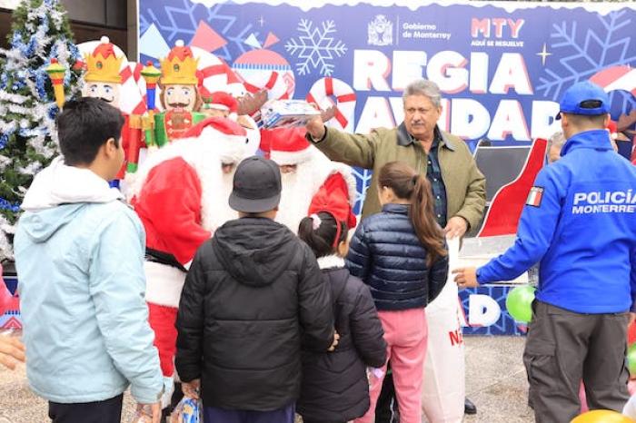  Regalan juguetes policías y tránsitos de 