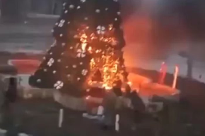 Protestas en Damasco tras incendio de árbol de Navidad en Suqaylabiyah