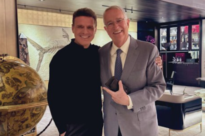 Ricardo Salinas Pliego comparte una foto con Luis Miguel y lo elogia como 