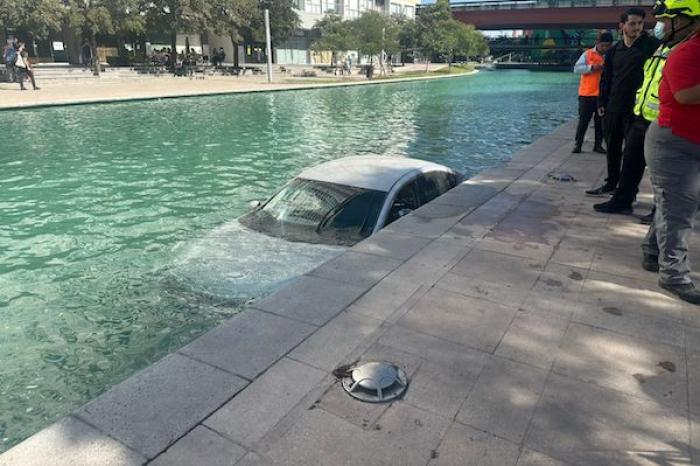 Conductor de la tercera edad cae con su auto 