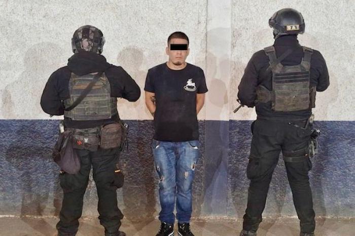 Capturan a hombre con dos armas y drogas, en 