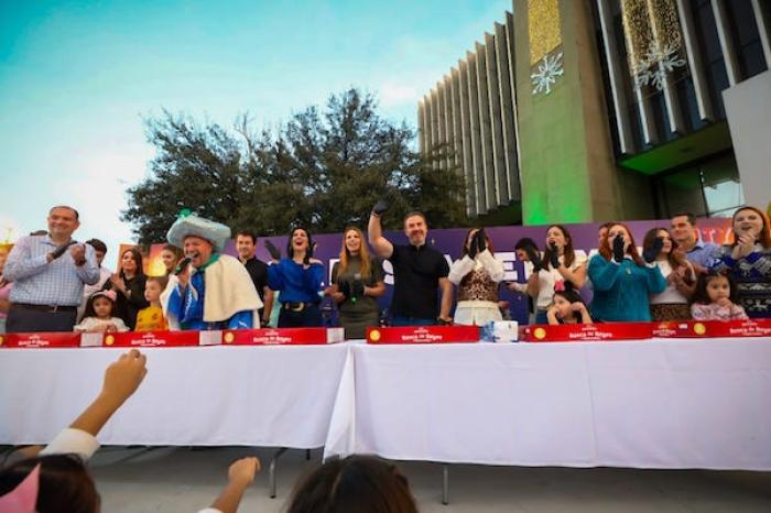 Disfrutan familias enteras en festejo del Gobierno de Monterrey del Día de Reyes