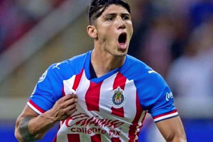 Alan Pulido cerca de regresar a Chivas para e