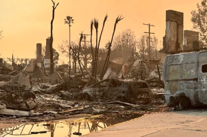 Los Ángeles sigue enfrentando la devastación de los incendios; la cifra de muertos asciende a 11