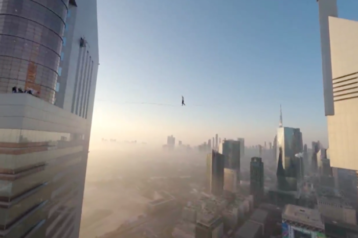 Jaan Roose desafía las alturas: el triple campeón mundial de slackline conquista el skyline de Dubái