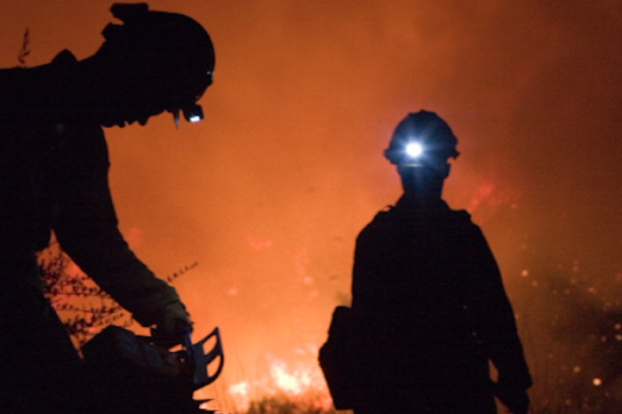 Ascienden a 25 las víctimas mortales por los devastadores incendios en Los Ángeles