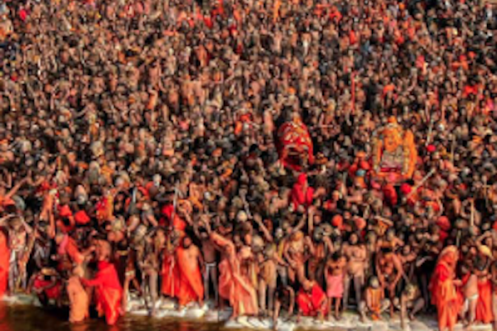 Maha Kumbh: El festival hindú más grande del mundo inicia con millones de peregrinos en Prayagraj