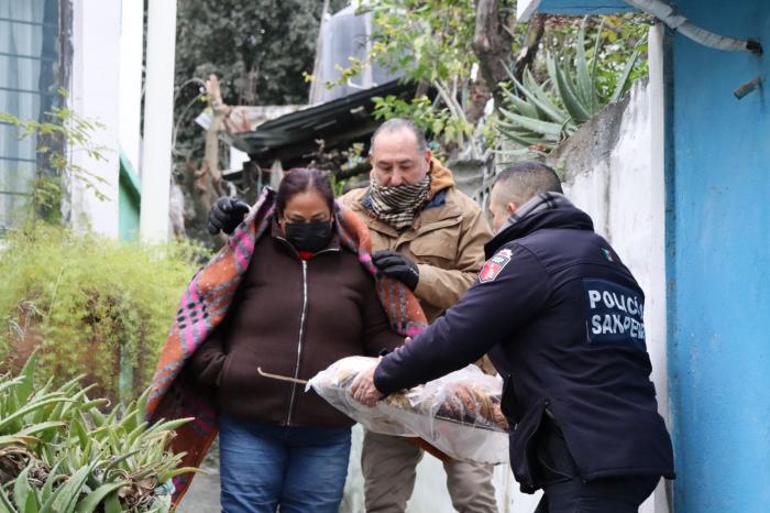 Continúa policía de San Pedro entregando cobertores y bebidas calientes