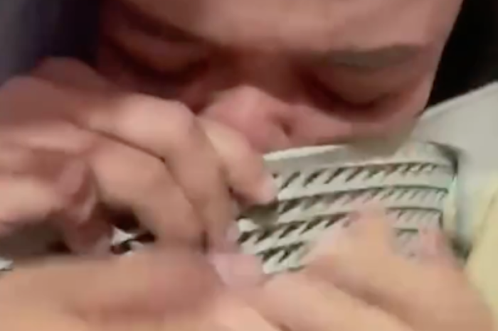 ¡Ay, qué dolor! Joven queda atrapada en una silla por su piercing