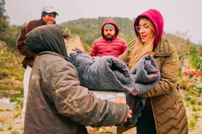 Lleva Santa Catarina cobertores a habitantes de la Sierra Alta