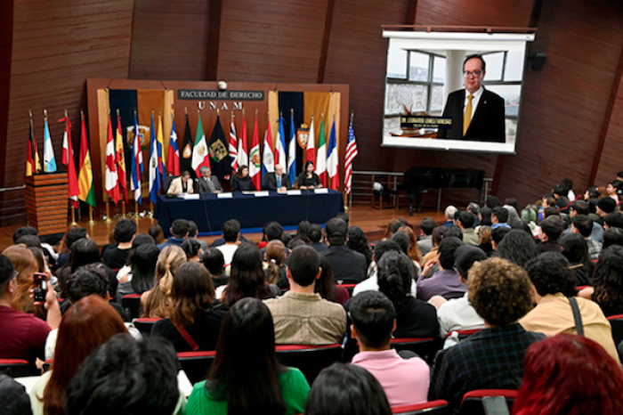 UNAM da la bienvenida a estudiantes de movili