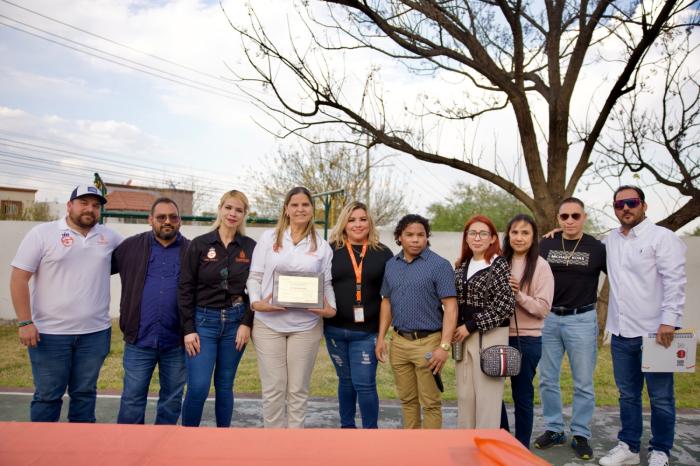 Reconocen vecinos a Héctor García por su la