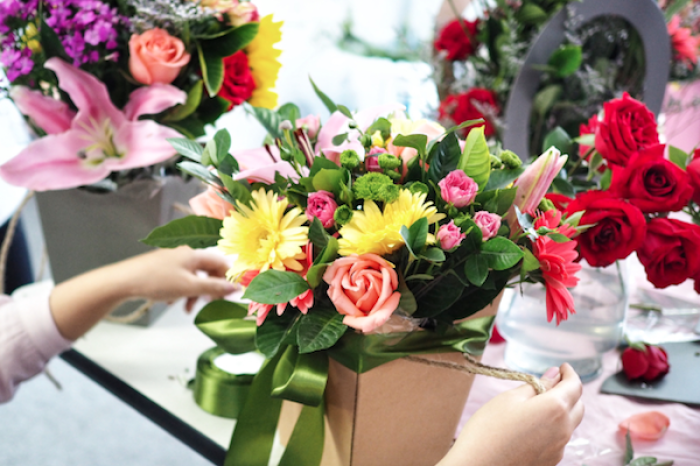   El dulce aroma de la historia: El origen del regalo de flores en San Valentín