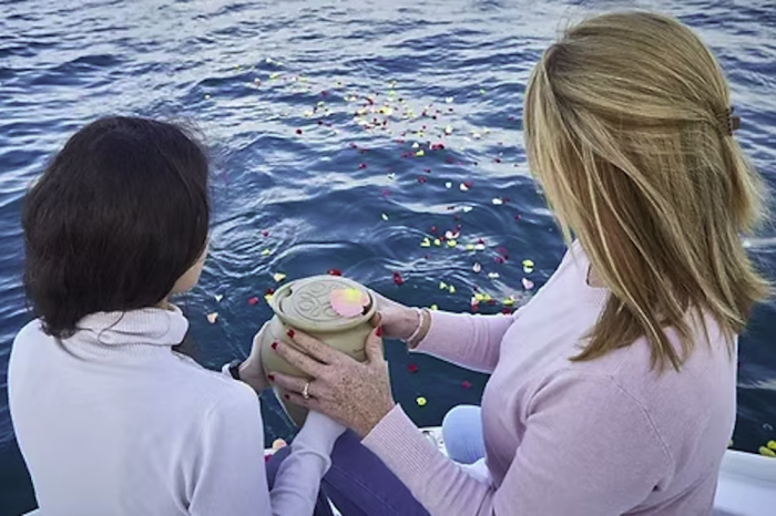 ¿Es realmente legal arrojar las cenizas de un ser querido al mar?