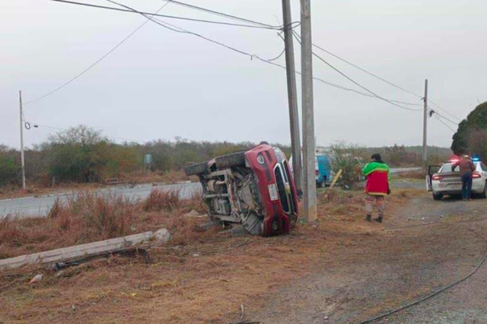 Volcadura en Hualahuises deja 2 lesionados