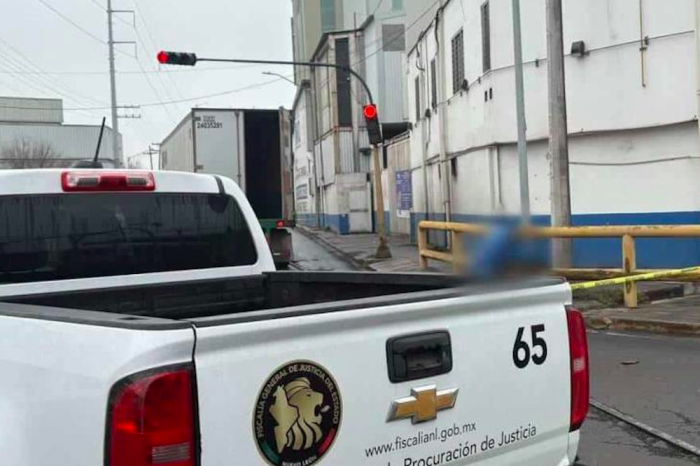 Muere hombre aplastado por tráiler en Monterrey