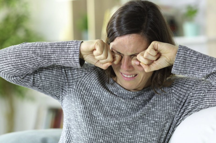 Frotarse los ojos podría afectar la salud oc