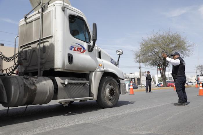 Aplica Escobedo operativo contra vehículos contaminantes