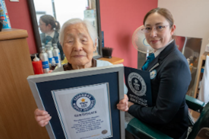 A sus 108 años, Shitsui Hakoishi es la barbera más longeva del mundo