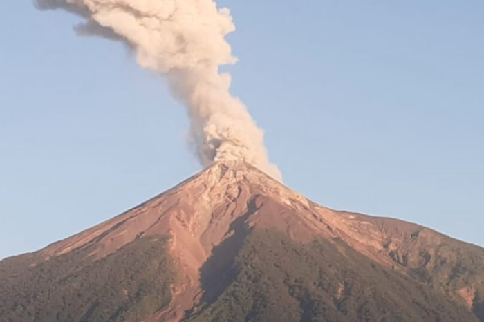 Evacúan a mil personas en Guatemala tras erupción del volcán de Fuego