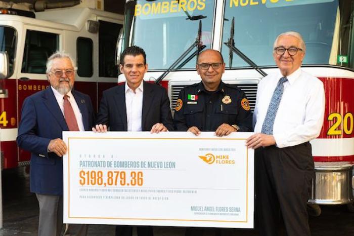 Miguel Flores entrega donativo a Bomberos de 