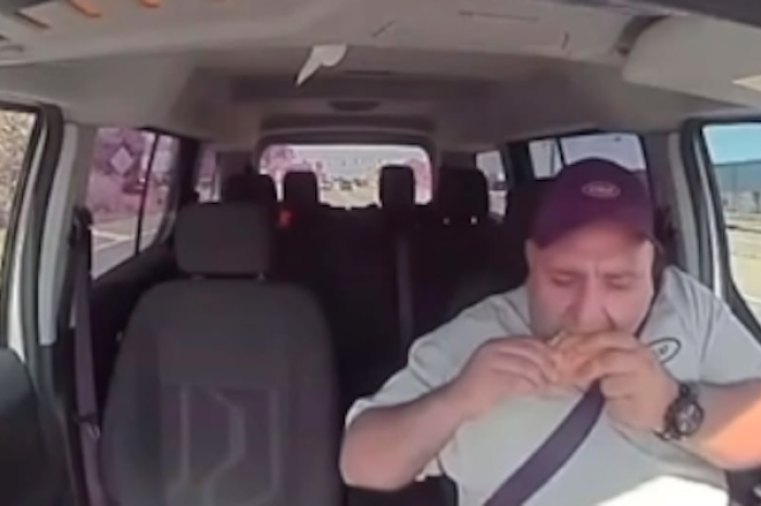 ¡Ni el choque le quitó el antojo! Hombre come taco tras ser impactado por un auto